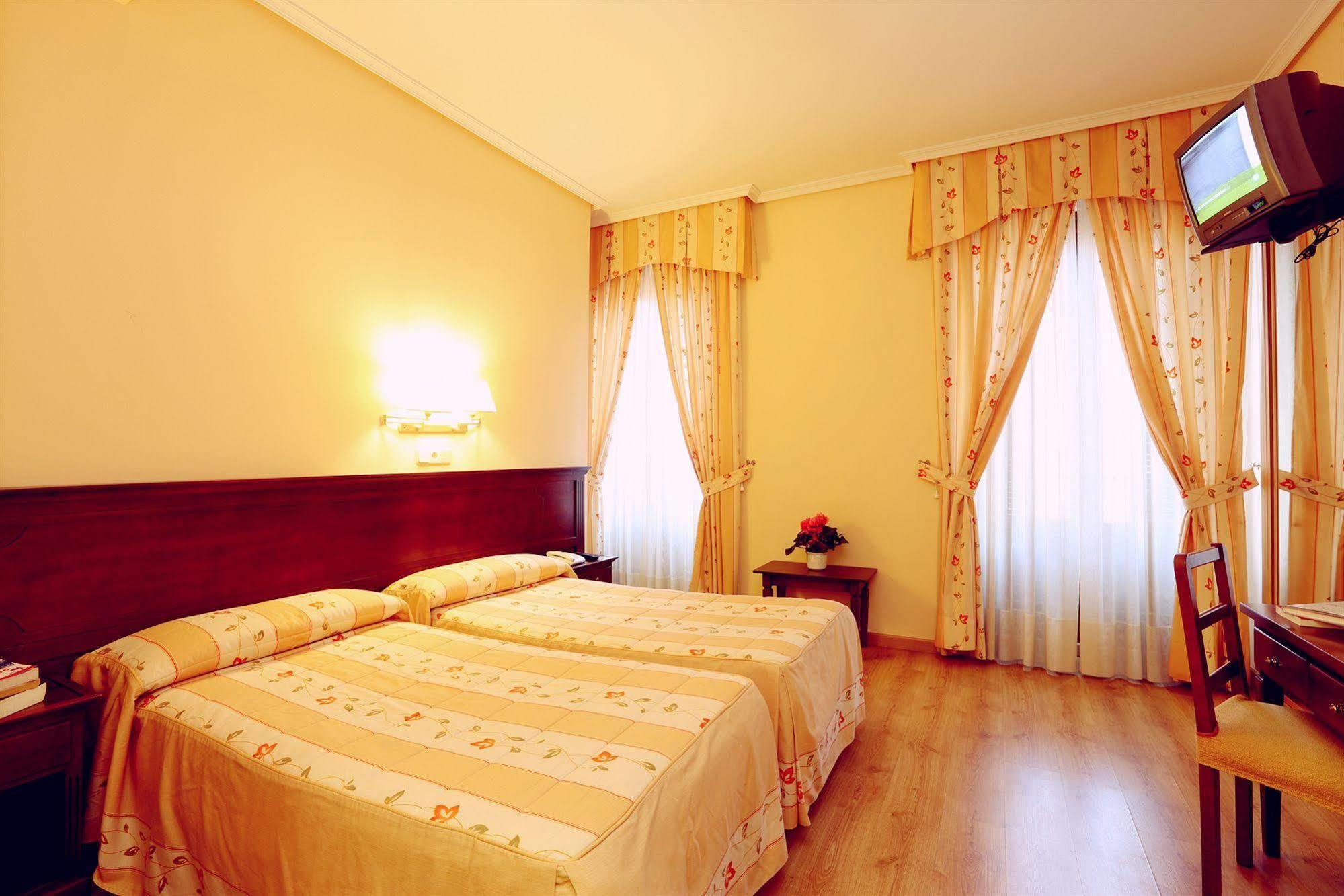 Hostal Sil & Serranos Madrid Ngoại thất bức ảnh