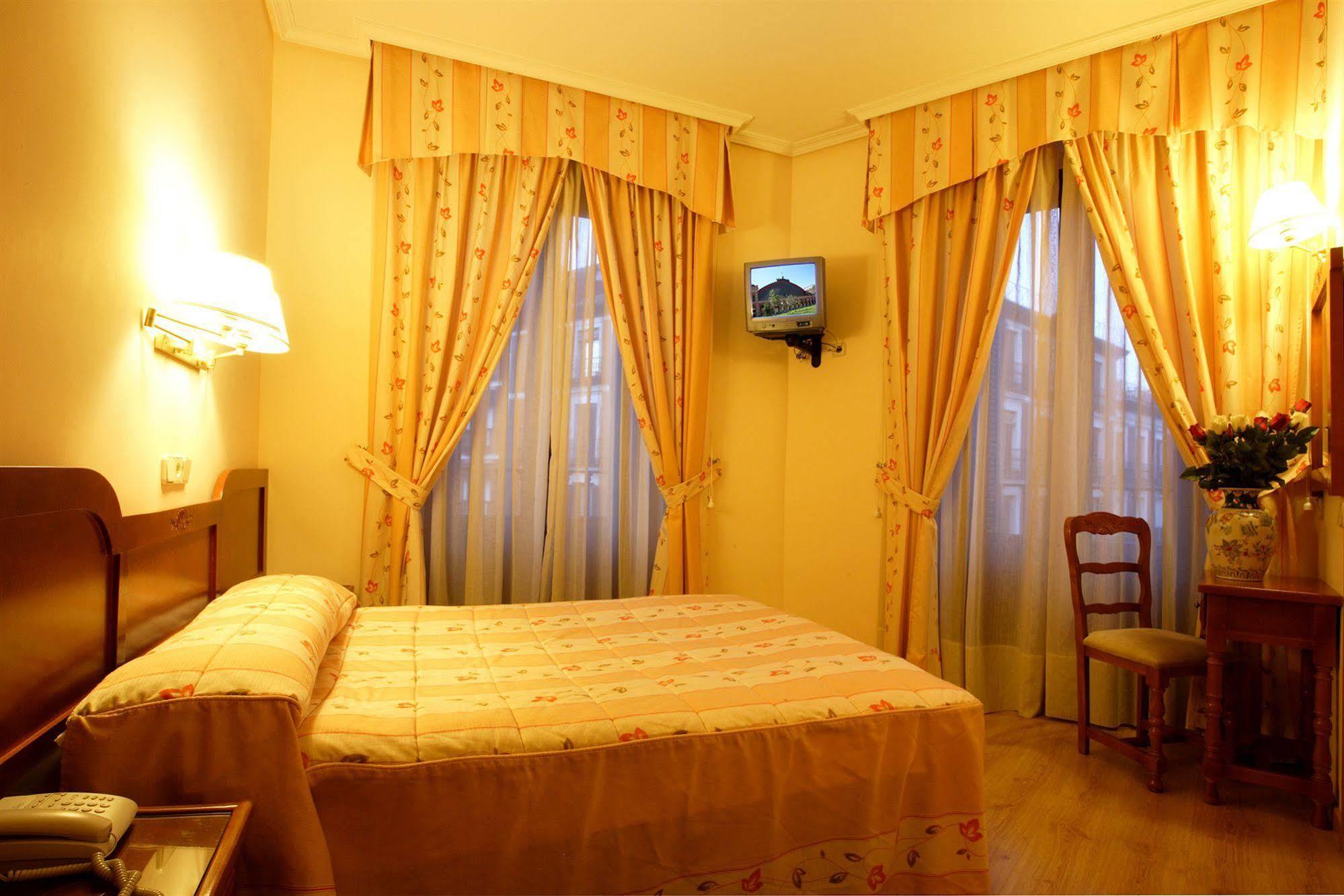 Hostal Sil & Serranos Madrid Ngoại thất bức ảnh