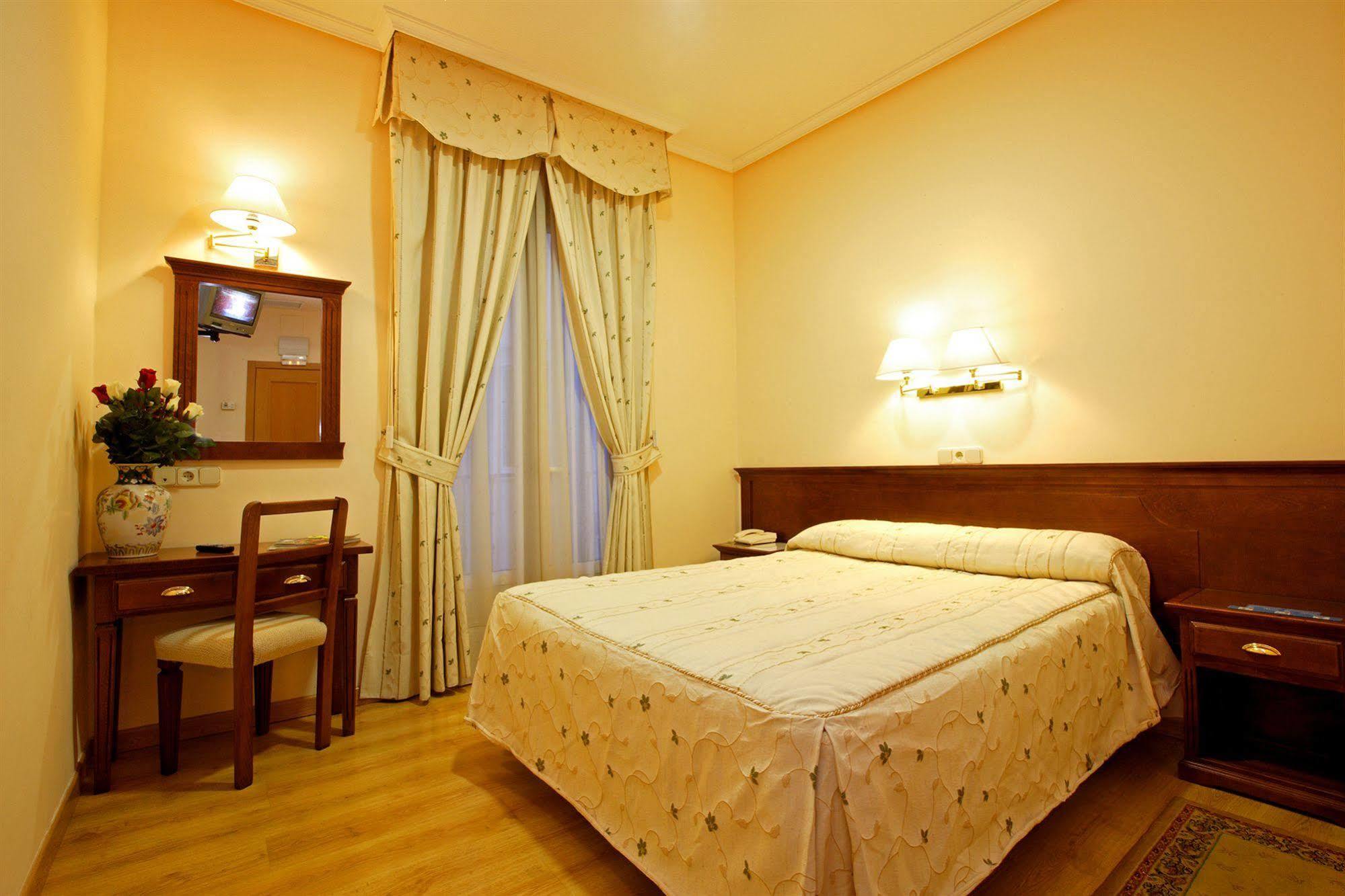 Hostal Sil & Serranos Madrid Ngoại thất bức ảnh