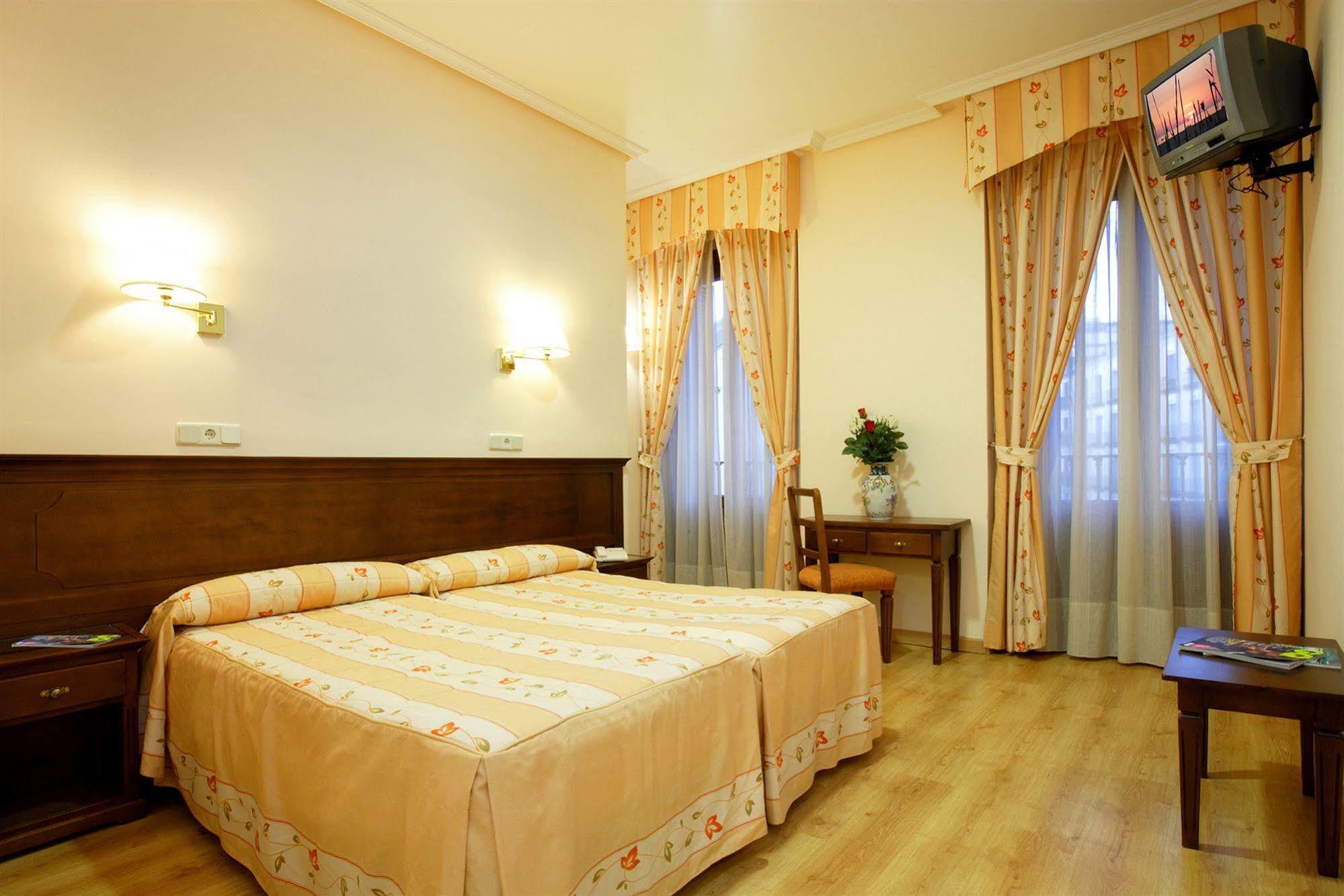 Hostal Sil & Serranos Madrid Ngoại thất bức ảnh