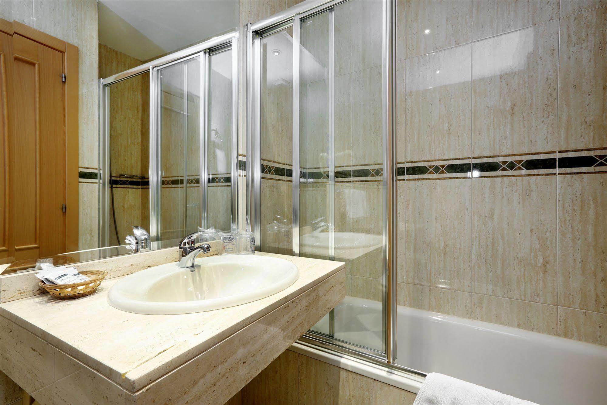 Hostal Sil & Serranos Madrid Ngoại thất bức ảnh