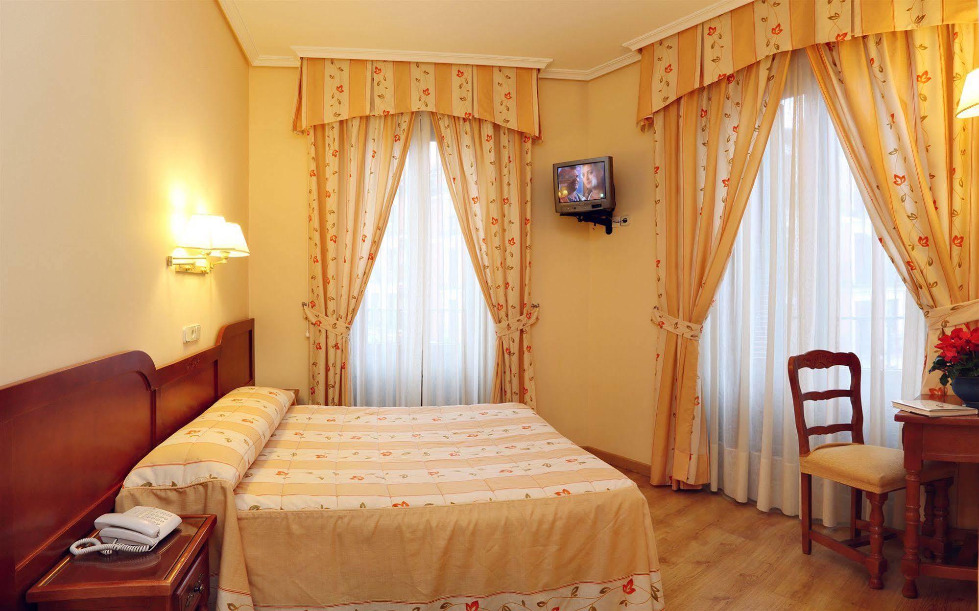 Hostal Sil & Serranos Madrid Ngoại thất bức ảnh